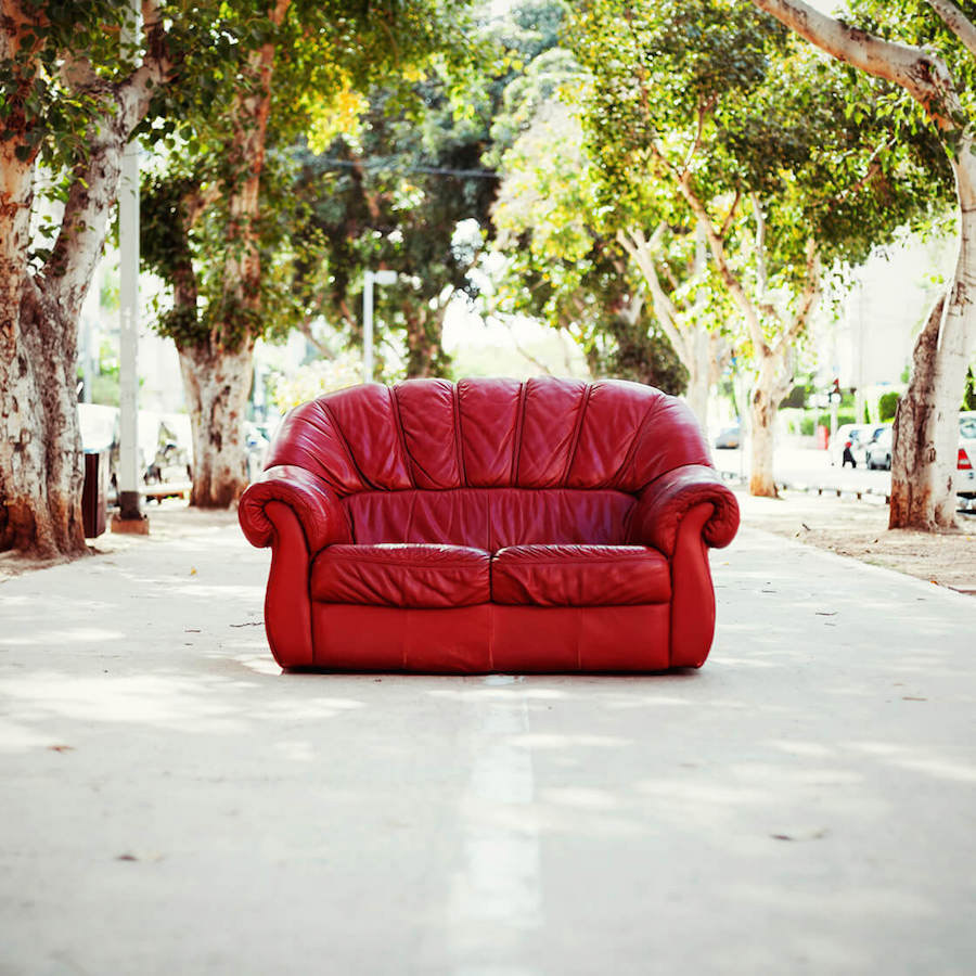 Ein rotes Sofa