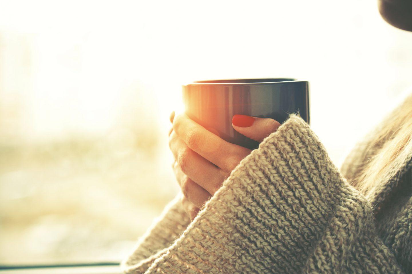 Close-up einer Hand, die eine Tasse hält