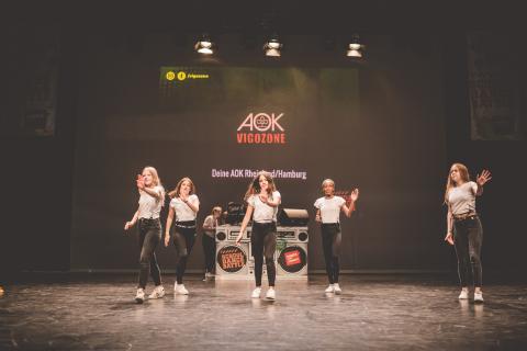 Tänzer auf der Bühne des School Dance Battles 2019