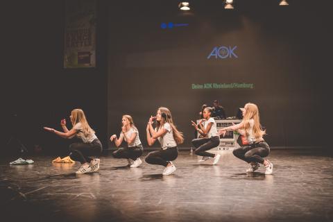 Tänzer auf der Bühne des School Dance Battles 2019