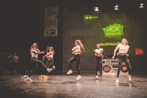 Tänzer auf der Bühne des School Dance Battles 2019