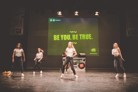 Tänzer auf der Bühne des School Dance Battles 2019