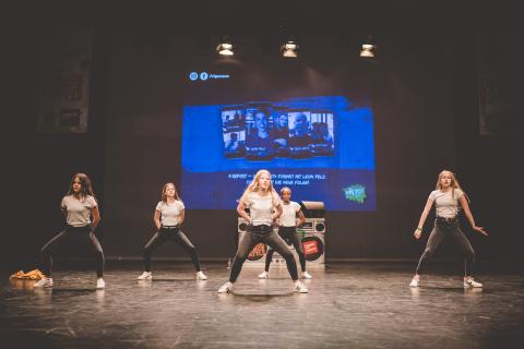 Tänzer auf der Bühne des School Dance Battles 2019