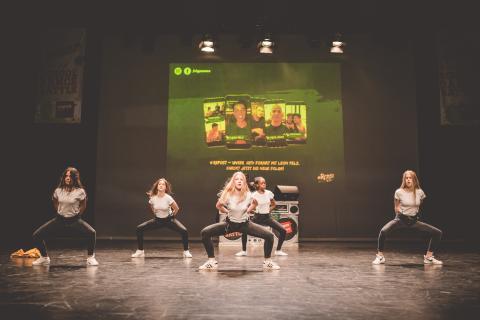 Tänzer auf der Bühne des School Dance Battles 2019