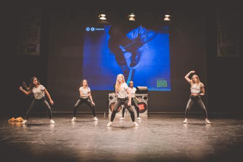 Tänzer auf der Bühne des School Dance Battles 2019