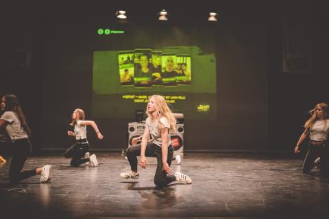 Tänzer auf der Bühne des School Dance Battles 2019