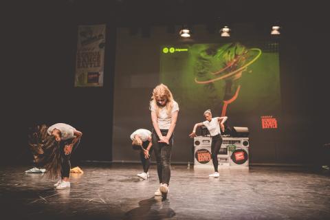 Tänzer auf der Bühne des School Dance Battles 2019