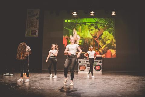 Tänzer auf der Bühne des School Dance Battles 2019