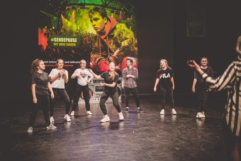 Tänzer auf der Bühne des School Dance Battles 2019