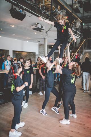 Tänzer proben vor ihrem Auftritt