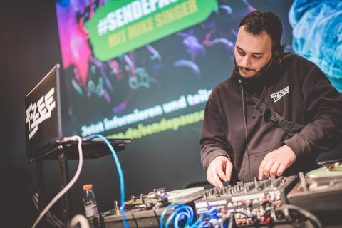 DJ beim School Dance Battle