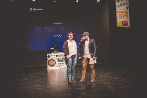 Moderator Siva interviewt