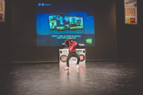 Tänzer Sugar Rae auf der Bühne des School Dance Battles