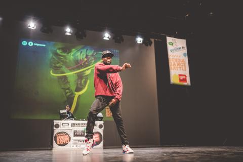 Tänzer Sugar Rae auf der Bühne des School Dance Battles