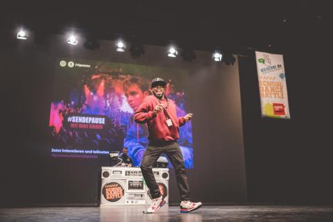 Tänzer Sugar Rae auf der Bühne des School Dance Battles