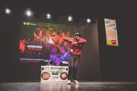 Tänzer Sugar Rae auf der Bühne des School Dance Battles