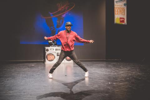Tänzer Sugar Rae auf der Bühne des School Dance Battles