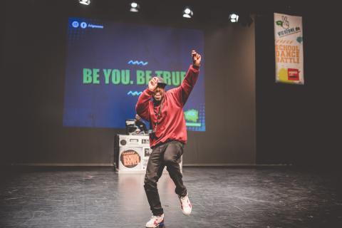 Tänzer Sugar Rae auf der Bühne des School Dance Battles