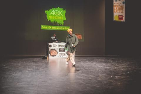 Tänzerin Martha auf der Bühne des School Dance Battles