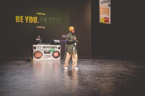 Tänzerin Martha auf der Bühne des School Dance Battles