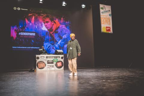Tänzerin Martha auf der Bühne des School Dance Battles