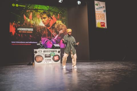 Tänzerin Martha auf der Bühne des School Dance Battles