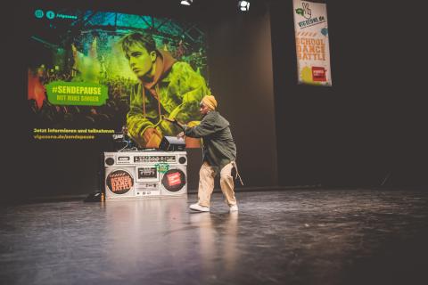 Tänzerin Martha auf der Bühne des School Dance Battles