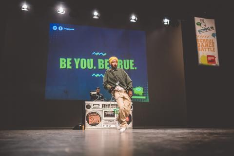 Tänzerin Martha auf der Bühne des School Dance Battles