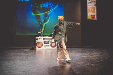 Tänzerin Martha auf der Bühne des School Dance Battles