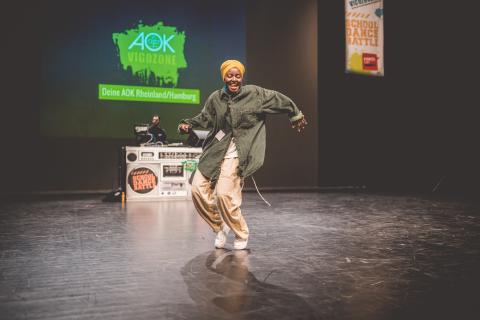 Martha auf der Bühne des School Dance Battles