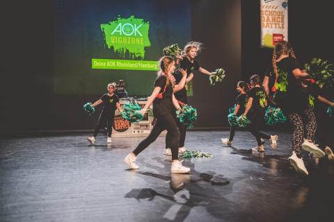 Eine Tanzgruppe auf der Bühne des School Dance Battles