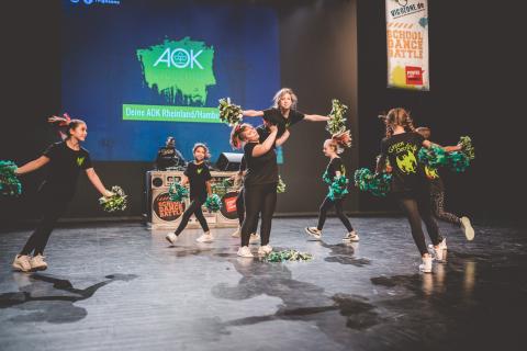 Eine Tanzgruppe auf der Bühne des School Dance Battles