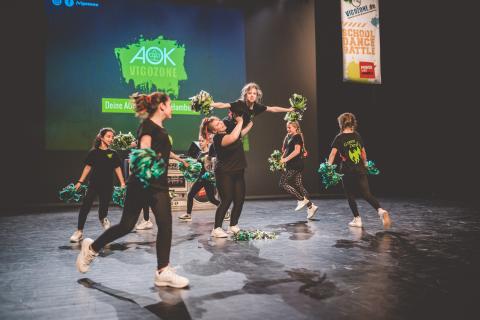 Eine Tanzgruppe auf der Bühne des School Dance Battles