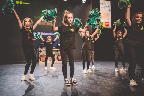 Eine Tanzgruppe auf der Bühne des School Dance Battles