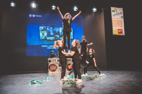 Eine Tanzgruppe auf der Bühne des School Dance Battles