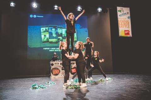 Eine Tanzgruppe auf der Bühne des School Dance Battles