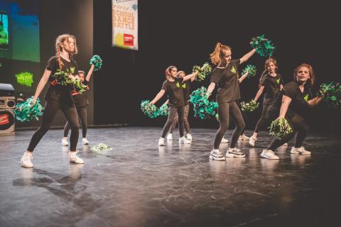 Eine Tanzgruppe auf der Bühne des School Dance Battles