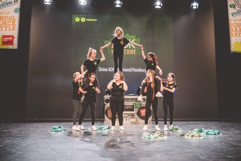Eine Tanzgruppe auf der Bühne des School Dance Battles