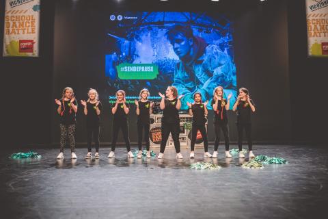 Eine Tanzgruppe auf der Bühne des School Dance Battles
