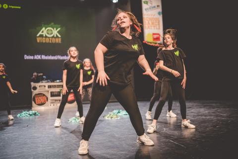 Eine Tanzgruppe auf der Bühne des School Dance Battles