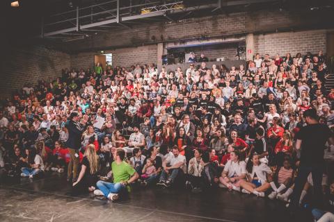 Publikum des School Dance Battles