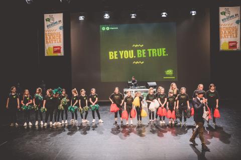 Moderator Siva und Teilnehmer des Trau-dich-Wettbewerbs auf der Bühne