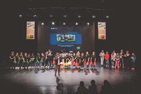 Moderator Siva und Teilnehmer des Trau-dich-Wettbewerbs auf der Bühne