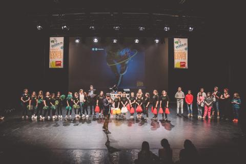 Moderator Siva und Teilnehmer des Trau-dich-Wettbewerbs auf der Bühne