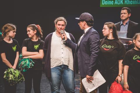 Moderator Siva und Teilnehmer des Trau-dich-Wettbewerbs auf der Bühne