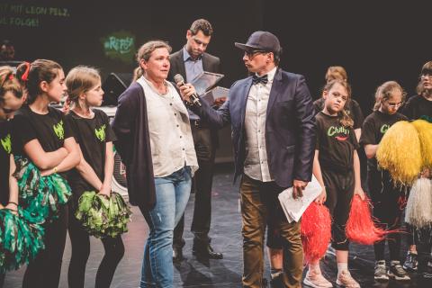 Moderator Siva und Teilnehmer des Trau-dich-Wettbewerbs auf der Bühne