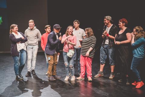 Moderator Siva und Teilnehmer des Trau-dich-Wettbewerbs auf der Bühne