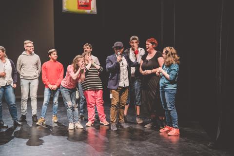 Moderator Siva und Teilnehmer des Trau-dich-Wettbewerbs auf der Bühne