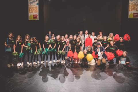 Moderator Siva und Teilnehmer des Trau-dich-Wettbewerbs auf der Bühne