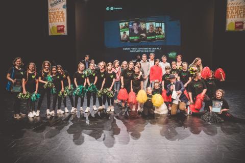 Moderator Siva und Teilnehmer des Trau-dich-Wettbewerbs auf der Bühne